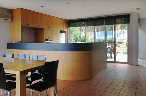Dlux + Escape @ 83 Great Ocean Road Apartments Lorne - Sunshine Coast Guide 1