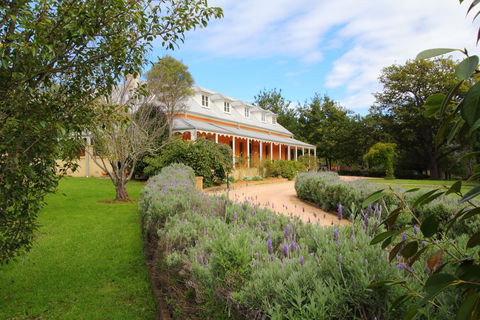 Fitzroy Inn Historic Retreat - Mittagong - Sunshine Coast Guide 0