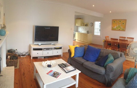 Hyams Beach Green Whaler - Sunshine Coast Guide 1