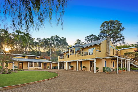 I Villini Estate - Sunshine Coast Guide 0