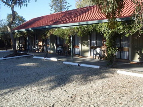 Jolly Swagman Holbrook Motor Inn - Sunshine Coast Guide 0