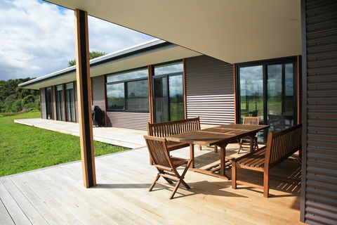 Just Inside The Gate - Sunshine Coast Guide 1