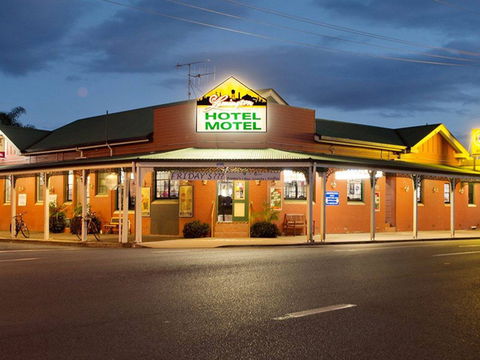 Lamington Hotel Motel - Sunshine Coast Guide 0