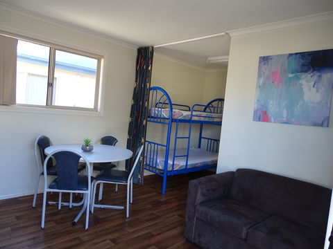 Moonta Bay Cabins - Cabin 2 - Sunshine Coast Guide 2