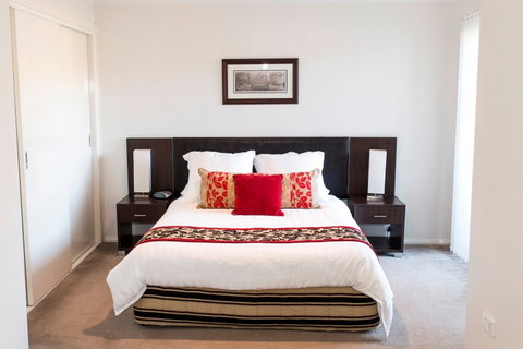 Stay Bathurst - Sunshine Coast Guide 1