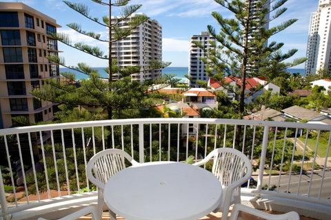 Surf Parade Resort - Sunshine Coast Guide 1