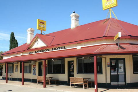 The London Hotel Motel - Sunshine Coast Guide 0