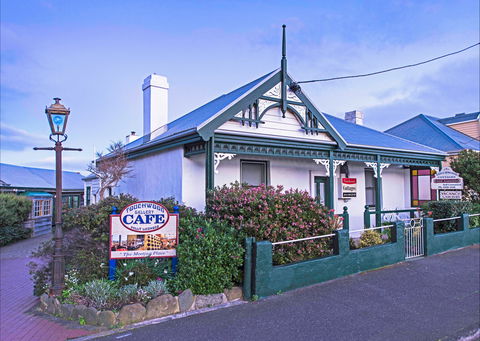 Touchwood Cottages & Gallery & Cafe - Sunshine Coast Guide 0