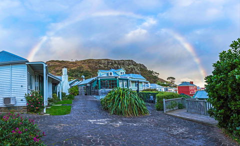 Touchwood Cottages & Gallery & Cafe - Sunshine Coast Guide 1