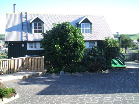 Touchwood Cottages & Gallery & Cafe - Sunshine Coast Guide 2
