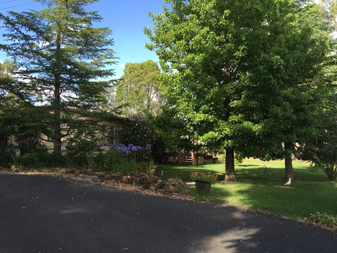 Warrumbungles Mountain Motel - Sunshine Coast Guide 1