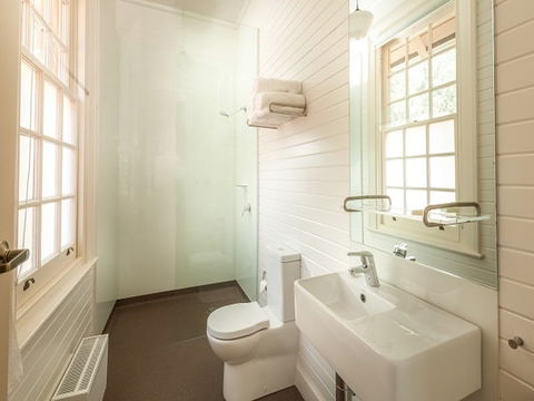 Yarrangobilly Caves House: Guest Rooms - Sunshine Coast Guide 2