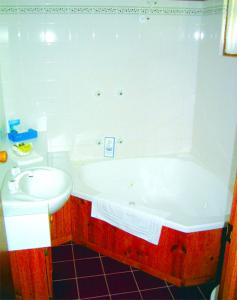 Aristocrat Waurnvale Motel - Sunshine Coast Guide 3