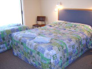 Pelicans Motel San Remo - Sunshine Coast Guide 4