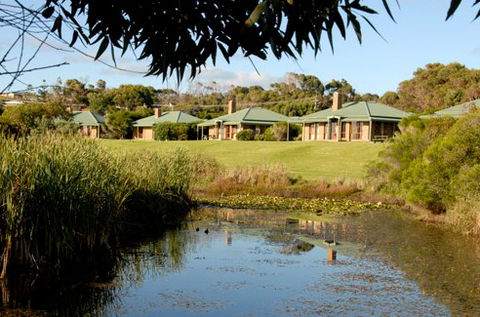 Apollo Bay Colonial Cottages - Sunshine Coast Guide 0