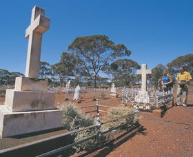 Old Pioneer Cemetery Coolgardie - Sunshine Coast Guide 0