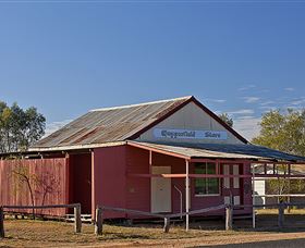 Copperfield Store, Chimney And Cemetery - Sunshine Coast Guide 3