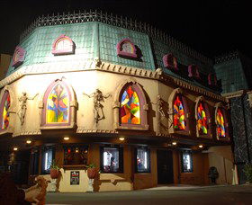Draculas Cabaret Restaurant - Sunshine Coast Guide 0