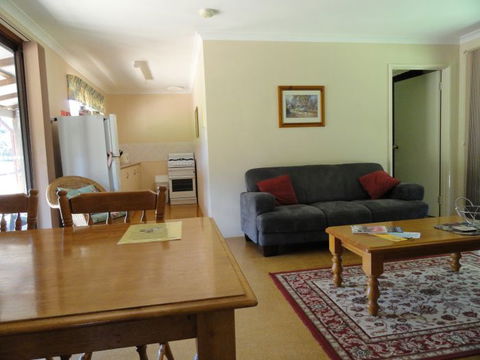 Tinglewood Cabins - Sunshine Coast Guide 2