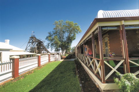 Hoover House - Sunshine Coast Guide 1