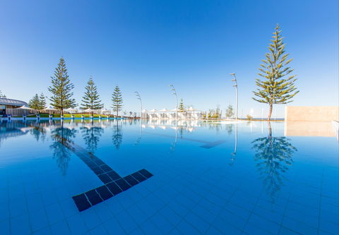 Scarborough Beach Pool - Sunshine Coast Guide 0