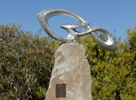 The Glen And Southern Cross Constellation Sculptures - Sunshine Coast Guide 0