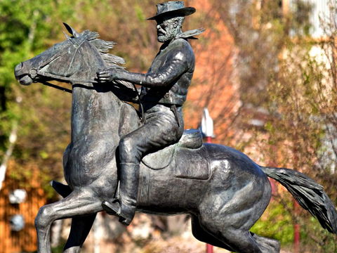 Thunderbolt's Statue And Constable Walker Memorial - Sunshine Coast Guide 0