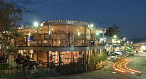 Castle Hill Tavern - Sunshine Coast Guide 0