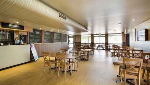 Castle Hill Tavern - Sunshine Coast Guide 2
