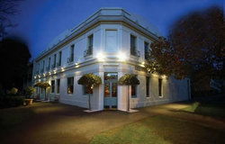 O'Connells Centenary Hotel - Sunshine Coast Guide 0