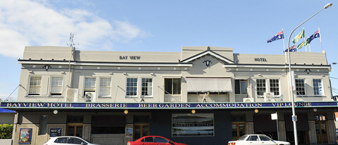 Bay View Hotel - Sunshine Coast Guide 2