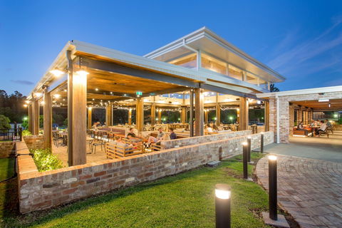 Harrigan's Irish Pub & Accommodation - Sunshine Coast Guide 0