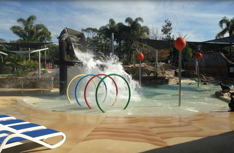 Blue Dolphin Holiday Resort - Sunshine Coast Guide 1