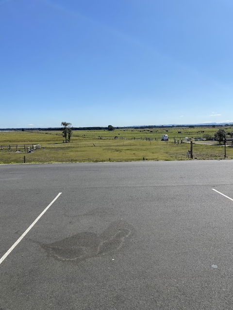 Airport Motel Sir Francis Drake - Sunshine Coast Guide 5