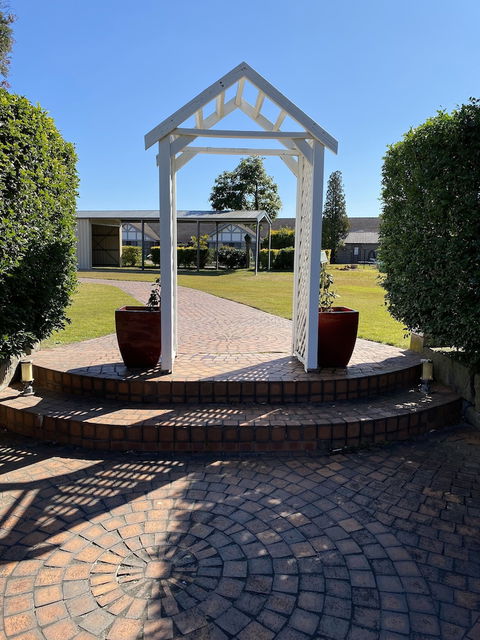 Airport Motel Sir Francis Drake - Sunshine Coast Guide 4