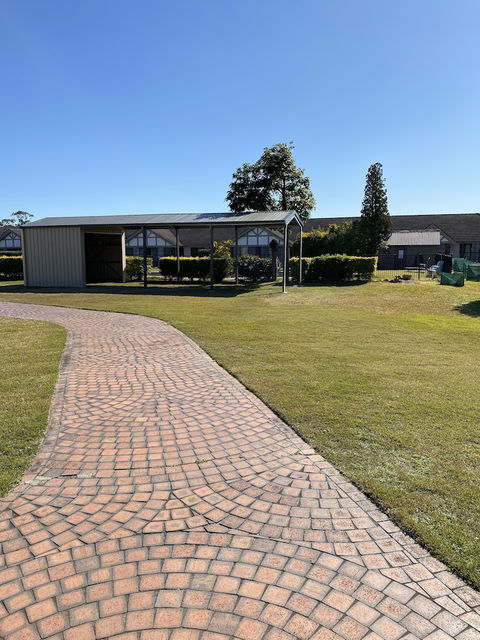 Airport Motel Sir Francis Drake - Sunshine Coast Guide 1