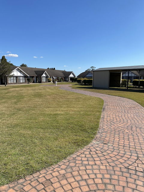 Airport Motel Sir Francis Drake - Sunshine Coast Guide 2