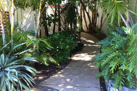 Aqualuna Beach Resort - Sunshine Coast Guide 1