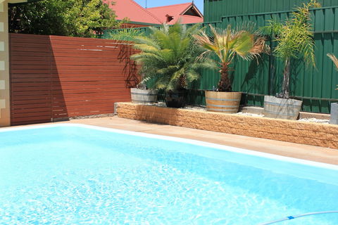 Lodge Outback Motel - Sunshine Coast Guide 3