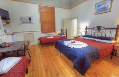 Lodge Outback Motel - Sunshine Coast Guide 6