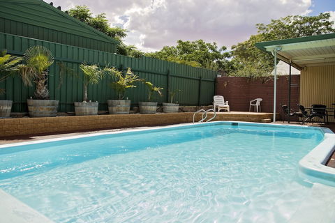 Lodge Outback Motel - Sunshine Coast Guide 2