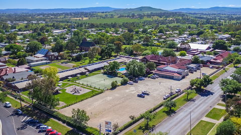 Alzburg Resort - Sunshine Coast Guide 2