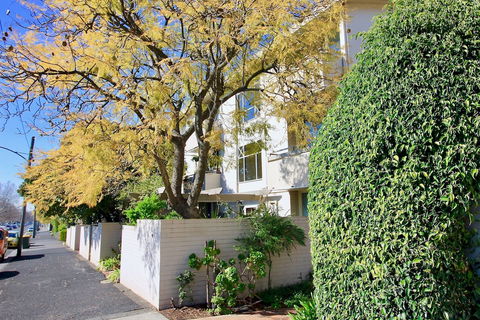 Apartments On Lygon - Sunshine Coast Guide 3