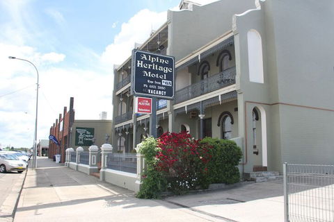 Alpine Heritage Motel - Sunshine Coast Guide 3