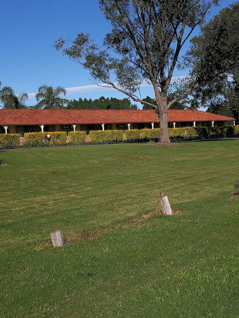 Lakeside Lodge Motel - Sunshine Coast Guide 0