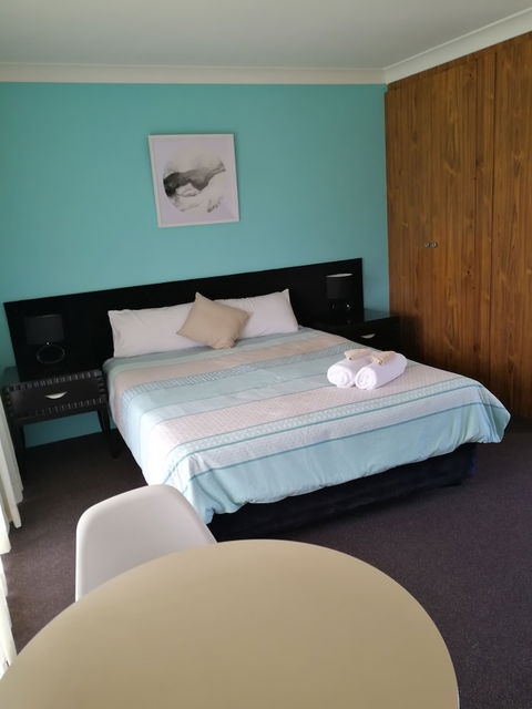 Lakeside Lodge Motel - Sunshine Coast Guide 5