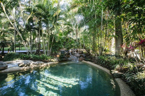 City Oasis Inn - Sunshine Coast Guide 2