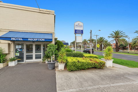 Alexander Motor Inn & Apartments - Sunshine Coast Guide 0