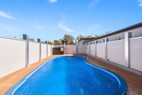 Econo Lodge Moree Spa Motor Inn - Sunshine Coast Guide 6