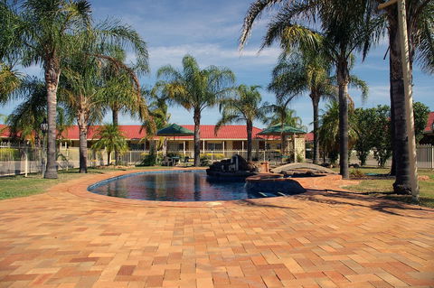 Pines Country Club Motor Inn - Sunshine Coast Guide 2